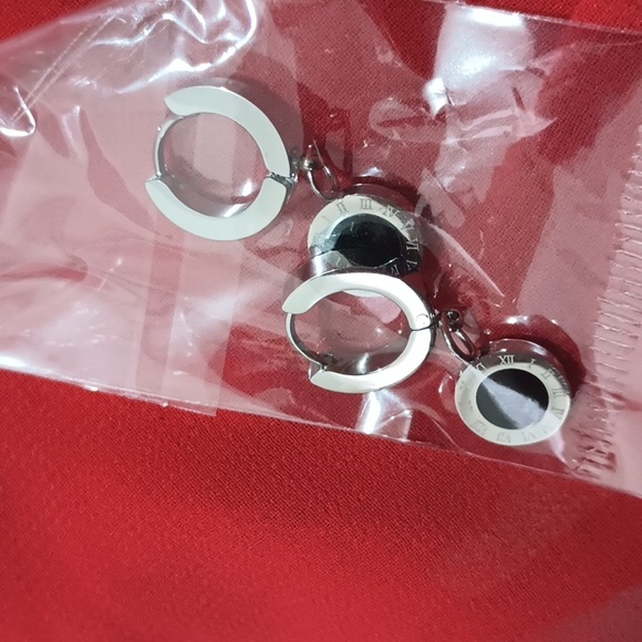 🆕 Stainless steel  roman numerals earrings - Picture 5 of 8